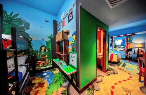 Winter Haven Hotel | Pirate Island Hotel: Splashy Pirate Adventure, Playgrounds, Near Legoland