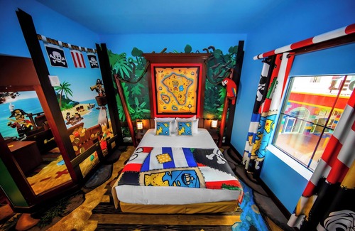 Winter Haven Hotel | Pirate Island Hotel: Splashy Pirate Adventure, Playgrounds, Near Legoland