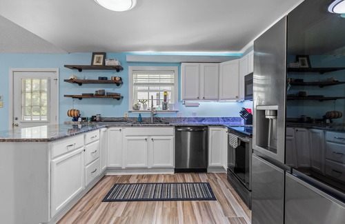 Conway Casa | Pirate's Cove Bungalow ! Boat ramp Hot Tub Pool Firepit! Close to CCU! Secluded!