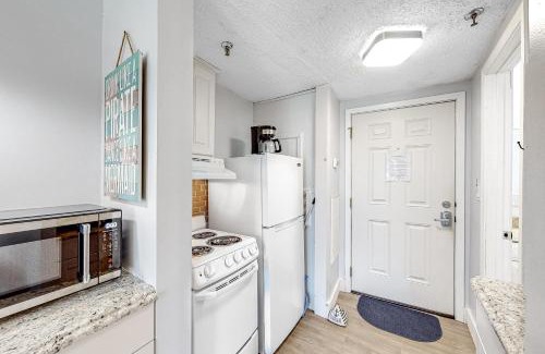 Fort Walton Beach Hotel | Pirates Bay B102