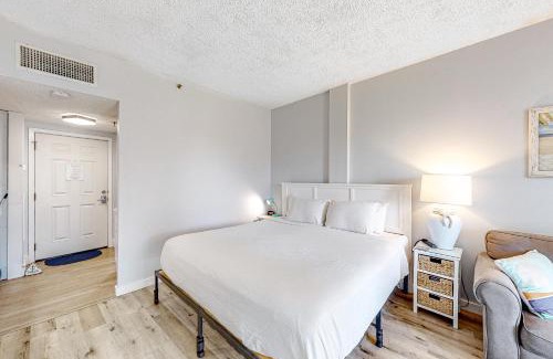 Fort Walton Beach Hotel | Pirates Bay B102