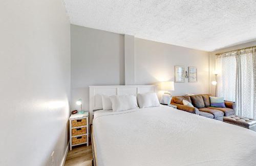 Fort Walton Beach Hotel | Pirates Bay B102