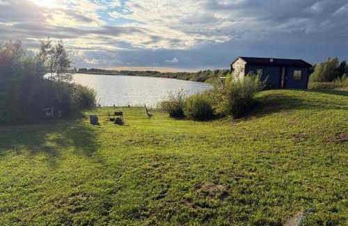 Baltic Sea Otro | Pirtelė ant tvenkinio kranto