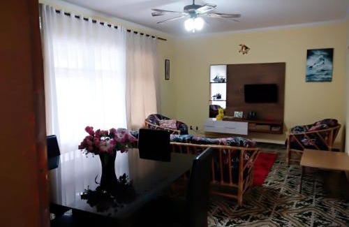 Itanhaem Casa | Piscina 6 QUARTO 300m PRAIA jardim churrasqueira 16 PESSOAS garagem 3 carros Monitoramento 24 horas Mesa de sinuca