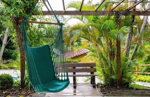 Guararema Casa | Piscina, jardim, área gourmet e vista arborizada