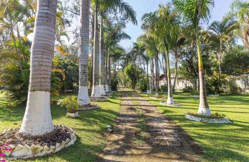 Guararema Casa | Piscina, jardim, área gourmet e vista arborizada