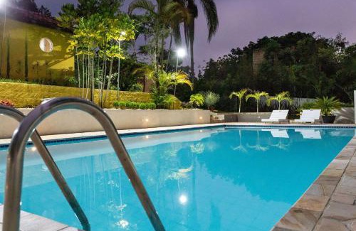 Guararema Casa | Piscina, jardim, área gourmet e vista arborizada