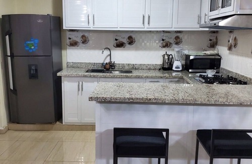 Bajos de Haina Apartamento | Piscina privada grande, BBQ Alojamiento.