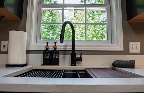 Candler Cabina | Pisgah Peaks, our mountain top oasis! Renovated Asheville area modern cabin!