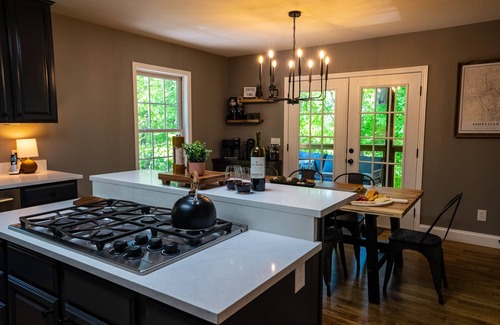 Candler Cabina | Pisgah Peaks, our mountain top oasis! Renovated Asheville area modern cabin!