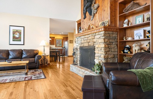 Hendersonville Cabina | Pisgah View | Stunning Mountain Escape w/ Wrap-Around Deck & Garage