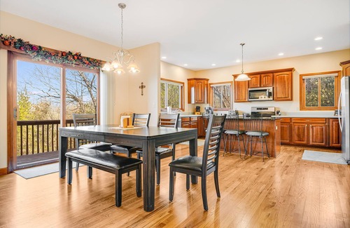 Hendersonville Cabina | Pisgah View | Stunning Mountain Escape w/ Wrap-Around Deck & Garage