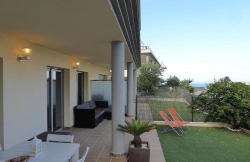 Llanca Apartamento | Piso moderno con terraza, jardín, piscina y WiFi, a 400m de la playa en Llançà - ES-228-137