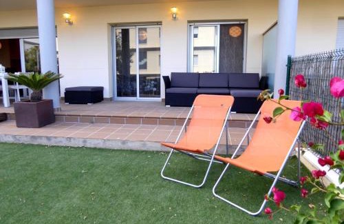 Llanca Apartamento | Piso moderno con terraza, jardín, piscina y WiFi, a 400m de la playa en Llançà - ES-228-137