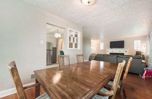 Coraopolis Casa | PIT Staycation Retreat with Pool House!