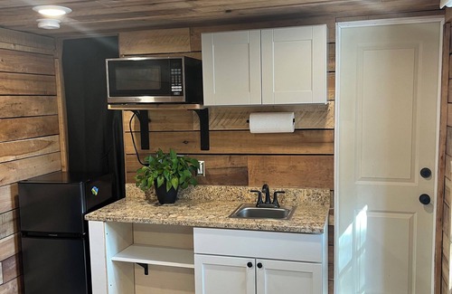 Coraopolis Casa | PIT Staycation Retreat with Pool House!