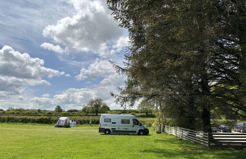 Fivelanes Alquiler De RV | Pitch 2 - The Rising Sun Campsite