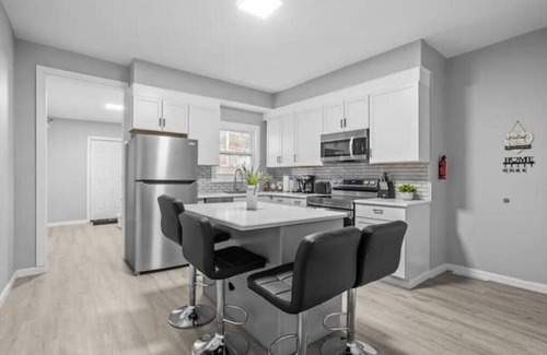 Marshall-Shadeland Casa | Pittsburgh Getaway! 4 bedroom house, 5 minutes to PNC Park & Acrisure stadium.