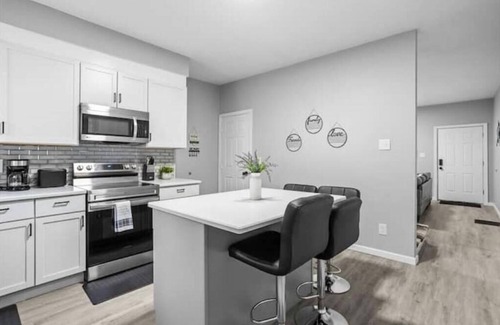 Marshall-Shadeland Casa | Pittsburgh Getaway! 4 bedroom house, 5 minutes to PNC Park & Acrisure stadium.