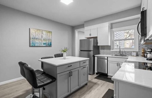 Marshall-Shadeland Casa | Pittsburgh Getaway! 4 bedroom house, 5 minutes to PNC Park & Acrisure stadium.