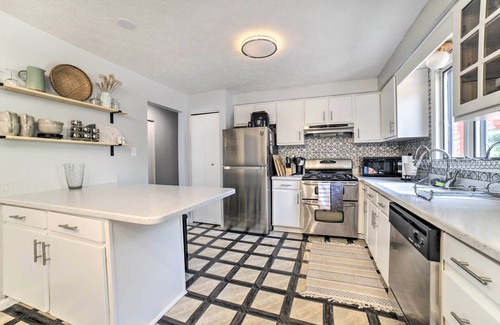 Brighton Heights Casa | Pittsburgh Retreat w/ Deck ~ 4 Mi to Dtwn!