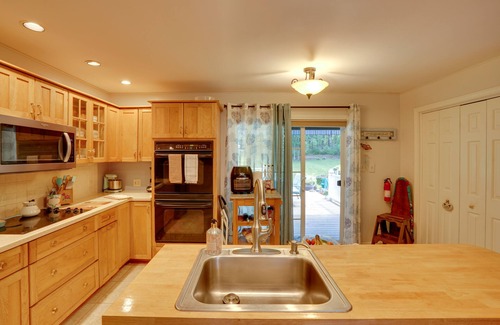 Pittsfield Casa | Pittsfield Home w/ Deck - 12 Mi to Jiminy Peak!