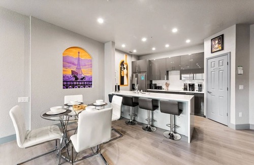 Windsor Hills Complejo | *Pixie Dust Penthouse* Totally Remodeled, Luxury 4th floor Condo