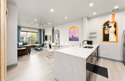 Windsor Hills Complejo | *Pixie Dust Penthouse* Totally Remodeled, Luxury 4th floor Condo