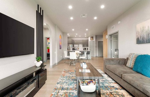 Windsor Hills Complejo | *Pixie Dust Penthouse* Totally Remodeled, Luxury 4th floor Condo
