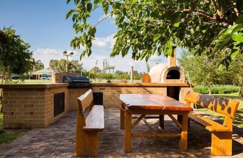 Central Mudgee Cabaña | Horno para Pizza; pozo de fuego Mucho espacio interior y exterior, chimeneas y aire acondicionado. Los grupos