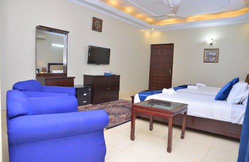 D.H.A. Cabina | Ibis Lodge Guest House Khayaban-e-Mujahid DHA