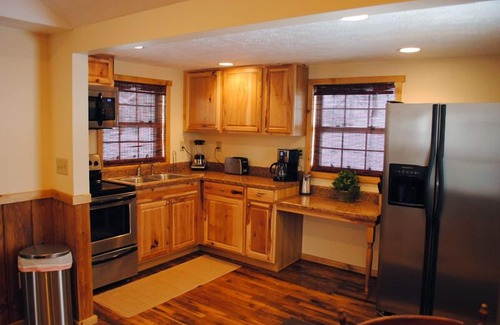 Ohiopyle Cabina | ¡Lugar de OVR en los pinos! ¡Acogedora cabaña de lujo junto a Fallingwater! ¡Bañera de hidromasaje!