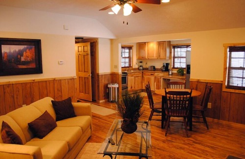 Ohiopyle Cabina | ¡Lugar de OVR en los pinos! ¡Acogedora cabaña de lujo junto a Fallingwater! ¡Bañera de hidromasaje!