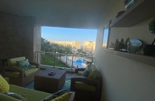 Sidi Bouqnadel Apartamento | Plage des Nations beautifully decorated apartment with a swimming pool view