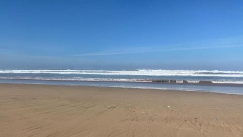 Sidi Bouqnadel Apartamento | Plage des Nations beautifully decorated apartment with a swimming pool view