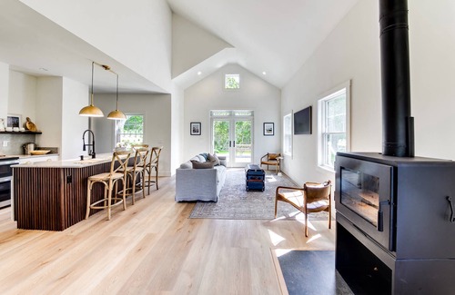 Shelter Island Heights Casa | Plan Your Perfect Summer Escape: Walk to Crescent Beach and to Pridwin!