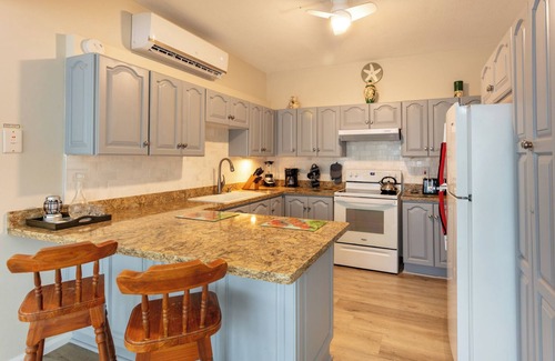 Lowlands Villa | Plantation Villa Cluster, vista al mar, piscina y terraza |