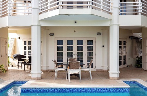 Lowlands Villa | Plantation Villa Cluster, vista al mar, piscina y terraza |