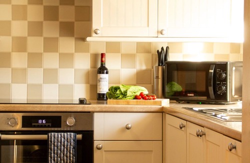 Rhoscolyn Cabaña | Plas Bach - sleeps 2 guests in 1 bedroom