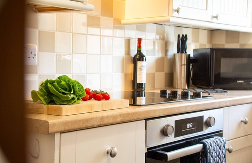 Rhoscolyn Cabaña | Plas Bach - sleeps 2 guests in 1 bedroom