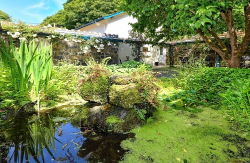Efailnewydd Cabaña | Plas Bodegroes - a dog that sleeps 22 guests in 11 bedrooms