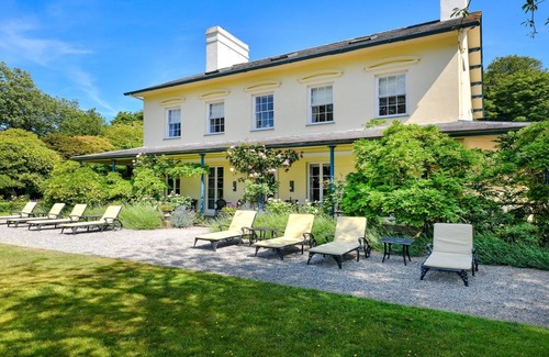 Efailnewydd Cabaña | Plas Bodegroes - a dog that sleeps 22 guests in 11 bedrooms