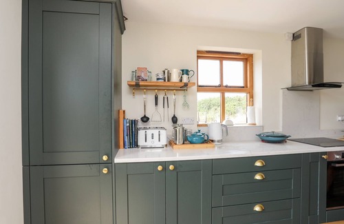 Rhoscolyn Cabaña | PLAS COCH RHOSCOLYN, pet friendly, with open fire in Rhoscolyn