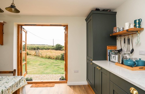 Rhoscolyn Cabaña | PLAS COCH RHOSCOLYN, pet friendly, with open fire in Rhoscolyn