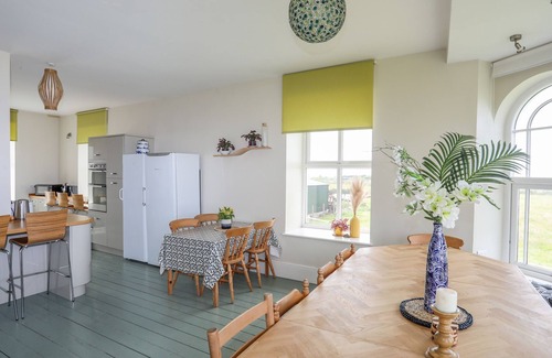 Llanfaelog Cabaña | PLAS NEWYDD, pet friendly, with a garden in Rhosneigr