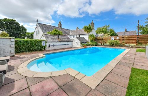 Garn Fadryn Casa | Plas Newydd with Swimming Pool, Fire Pit, and Log Fires