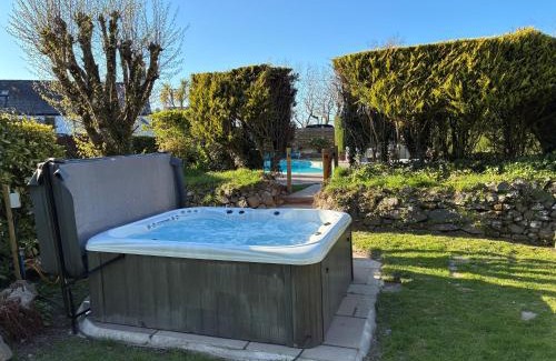 Garn Fadryn Casa | Plas Newydd with Swimming Pool, Fire Pit, and Log Fires