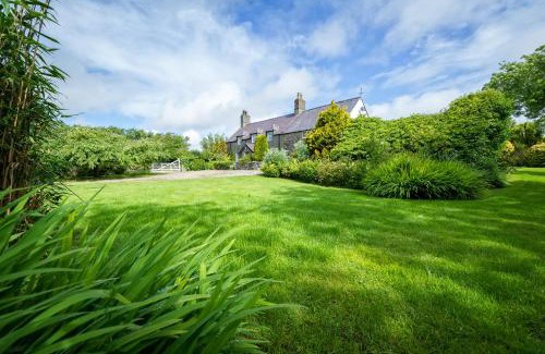 Garn Fadryn Casa | Plas Newydd with Swimming Pool, Fire Pit, and Log Fires