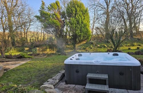 Garn Fadryn Casa | Plas Newydd with Swimming Pool, Fire Pit, and Log Fires