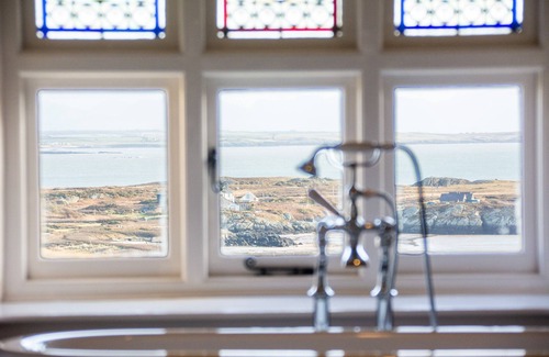 Rhoscolyn Cabaña | Plas - sleeps 10 guests in 5 bedrooms
